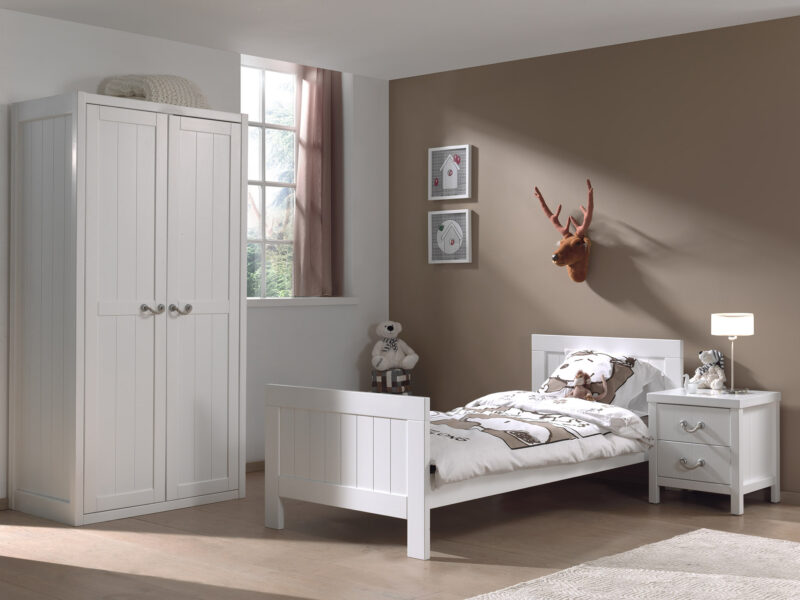 V -- Levy elemes ifjúsági szoba