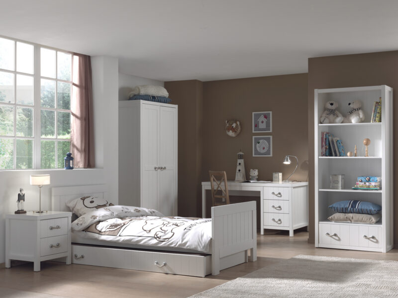 V -- Levy elemes ifjúsági szoba